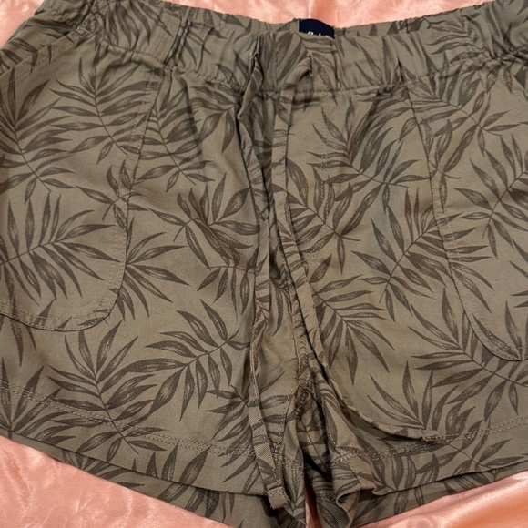 GAP Pants - GAP Olive Leaf Print Women's Athletic Shorts